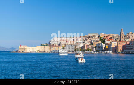 Imbarcazioni da diporto in baia vicino al quartiere storico della città di Gaeta, Italia Foto Stock