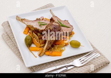 Grigliata di carré di agnello con olive, capperi e carote, vista dall'alto Foto Stock