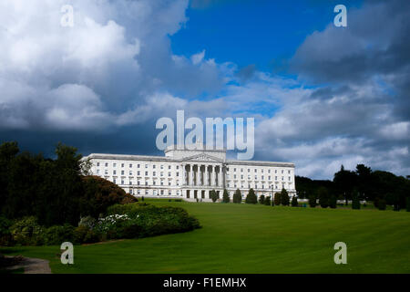 Dark nuvole temporalesche raccolta su Irlanda del Nord Executive - Gli edifici del Parlamento europeo, Stormont, Belfast Foto Stock