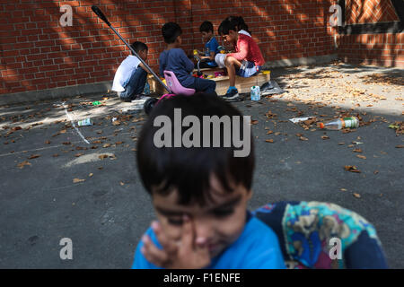 Berlino, Germania. 1 Sep, 2015. I bambini giocano presso il centro di accoglienza per rifugiati e richiedenti asilo a Berlino, Germania, il 7 settembre 1, 2015. Il cancelliere tedesco Angela Merkel ha invitato qui il lunedì più gli sforzi europei per affrontare il problema dei rifugiati e chiamato per un equa distribuzione delle persone che sono in cerca di protezione in Europa. Credito: Zhang ventola/Xinhua/Alamy Live News Foto Stock