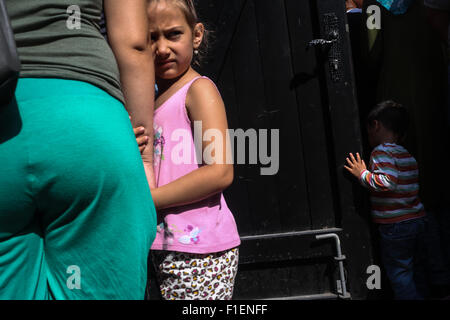 Berlino, Germania. 1 Sep, 2015. I profughi si riuniscono e attendere per il quotidiano le distribuzioni di alimentazione presso il centro di accoglienza per rifugiati e richiedenti asilo a Berlino, Germania, il 7 settembre 1, 2015. Il cancelliere tedesco Angela Merkel ha invitato qui il lunedì più gli sforzi europei per affrontare il problema dei rifugiati e chiamato per un equa distribuzione delle persone che sono in cerca di protezione in Europa. Credito: Zhang ventola/Xinhua/Alamy Live News Foto Stock