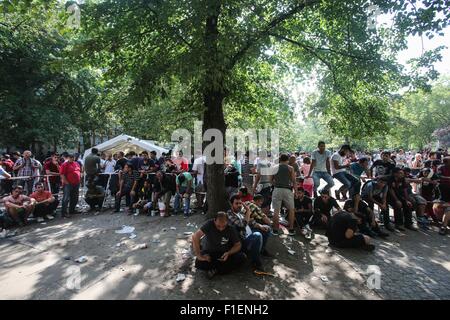 Berlino, Germania. 1 Sep, 2015. I rifugiati raccogliere e attendere la registrazione presso il centro di accoglienza per rifugiati e richiedenti asilo a Berlino, Germania, il 7 settembre 1, 2015. Il cancelliere tedesco Angela Merkel ha invitato qui il lunedì più gli sforzi europei per affrontare il problema dei rifugiati e chiamato per un equa distribuzione delle persone che sono in cerca di protezione in Europa. Credito: Zhang ventola/Xinhua/Alamy Live News Foto Stock