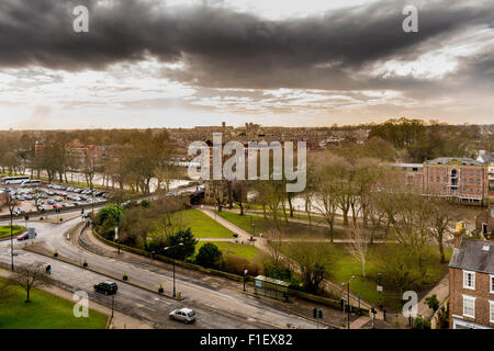 Vista dalla cima di la Torre di Clifford, York: Tower giardini e sul fiume Ouse Foto Stock