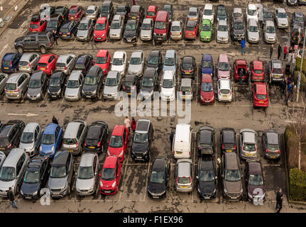 Vista dalla cima di Cliffords Tower, York: automobili parcheggiate nel consiglio il parco auto Foto Stock