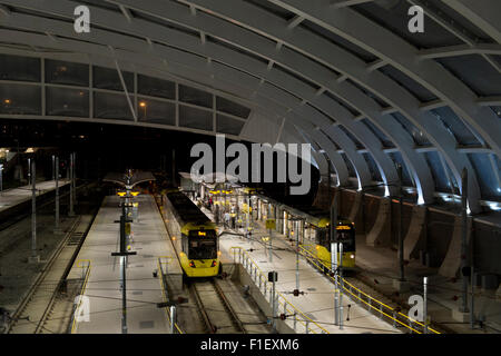 L'area interna del rinnovato Victoria Station a Manchester, dotato della Metrolink LRT stop Foto Stock