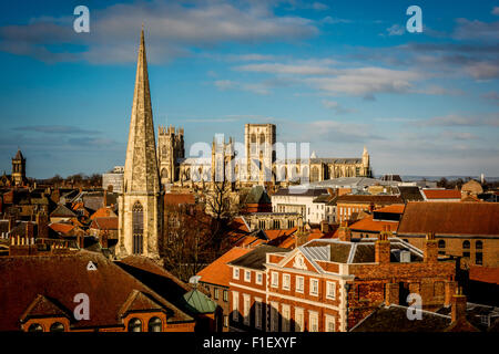 Vista dalla cima di Cliffords Tower, York: York Minster e dello skyline della città Foto Stock