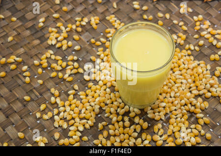 Il latte di granoturco raccolto sul campo le farine animali da vicino Foto Stock