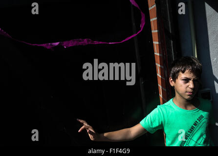 Berlino, Germania. 1 Sep, 2015. Un ragazzo si erge al centro di accoglienza per rifugiati e richiedenti asilo a Berlino, Germania, il 7 settembre 1, 2015. Il cancelliere tedesco Angela Merkel ha invitato qui il lunedì più gli sforzi europei per affrontare il problema dei rifugiati e chiamato per un equa distribuzione delle persone che sono in cerca di protezione in Europa. Credito: Zhang ventola/Xinhua/Alamy Live News Foto Stock