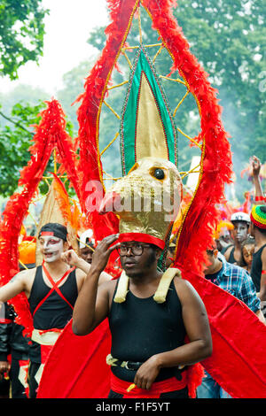 Leeds, Regno Unito. 31 Agosto, 2015. In attesa della pioggia per la sfilata di carnevale a iniziare, in Potternewton ParkLeeds, West Yorkshire UK Credit: Graham Hardy/Alamy Live News Foto Stock