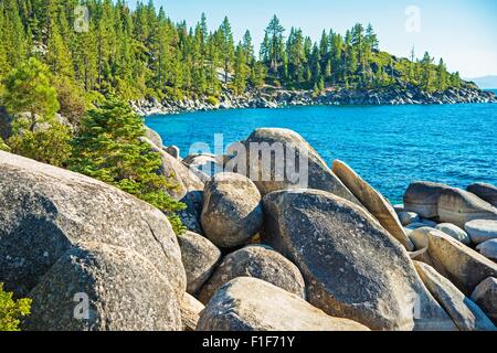 Rocky Lake Tahoe Shore Landscape. Summer at Lake Tahoe, California, USA. Foto Stock