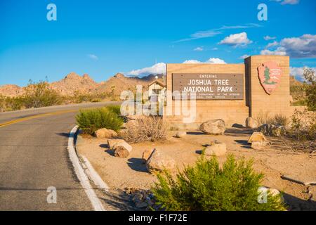 Parco nazionale di Joshua Tree segno di ingresso e la stazione di ranger. In California, negli Stati Uniti. Foto Stock