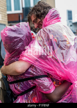 Londra, Regno Unito. Il 31 agosto, 2015. Un paio di coccolare e baciare durante il carnevale di Notting Hill 2015. Credito: Pete Maclaine/Alamy Live News Foto Stock