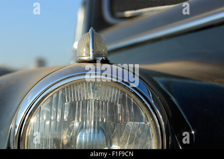 Vista ravvicinata del faro e del lampeggiatore in stile retro auto. Foto Stock