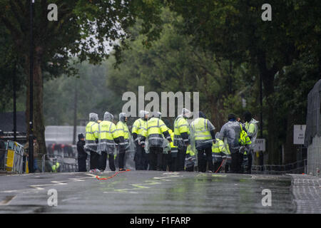 Londra, Regno Unito. Il 31 agosto, 2015. Steward in piedi sotto la pioggia vicino a Westbourne Park Station il carnevale di Notting Hill 2015. Credito: Pete Maclaine/Alamy Live News Foto Stock