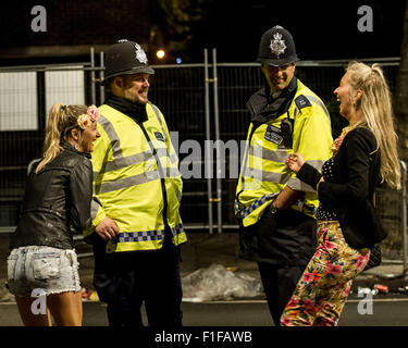 Londra, Regno Unito. Il 31 agosto, 2015. Due ufficiali della polizia di ridere con due donne dopo il carnevale di Notting Hill 2015. Credito: Pete Maclaine/Alamy Live News Foto Stock