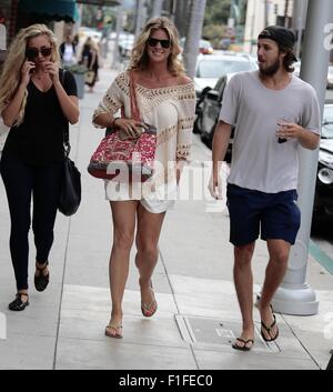 Rachel Hunter facendo una passeggiata con suo figlio Liam Stewart e la sua fidanzata a Los Angeles con: Rachel Hunter, Liam Stewart dove: Los Angeles, California, Stati Uniti quando: 01 Lug 2015 Foto Stock