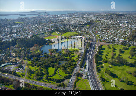 Lo zoo di Auckland, Western Springs, nel nord-ovest autostrada, e Chamberlain Park Campo da Golf, Auckland, North, Nuova Zelanda - antenna Foto Stock