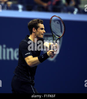 New York, Stati Uniti d'America. 01 Sep, 2015. La Gran Bretagna di Andy Murray restituisce un colpo in Australia Nick Krygios durante il loro match di primo turno all'U.S. Aperto in Flushing Meadows, New York il 1 settembre 2015. Credito: Adam Stoltman/Alamy Live News Foto Stock