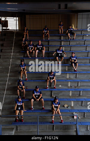 New York, Stati Uniti d'America. 01 Sep, 2015. Ballkids guardare partite in tribuna tra e Louis Armstrong Stadium dell'U.S. Aperto in Flushing Meadows, New York. Credito: Adam Stoltman/Alamy Live News Foto Stock
