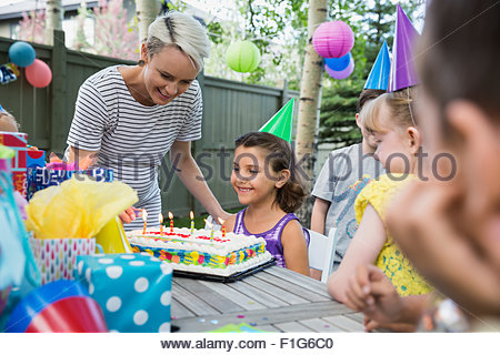 Madre di illuminazione candele compleanno torta per la figlia di partito