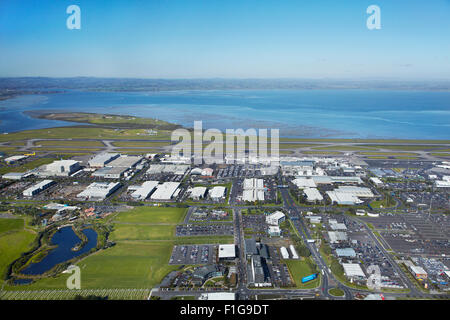 Aeroporto di Auckland Domestic Terminal e Manukau Harbour, Isola del nord, Nuova Zelanda - aerial Foto Stock