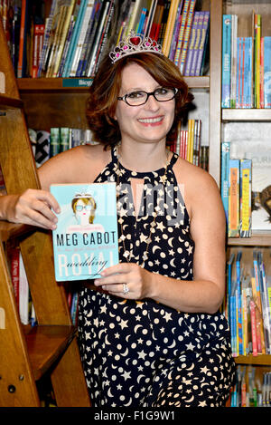 Autore Meg Cabot saluta i fan e segni di copie del suo libro "Royal Wedding: una principessa Diaries romanzo' a libri e libri con: autore Meg Cabot dove: Coral Gables, Florida, Stati Uniti quando: 01 Lug 2015 Foto Stock