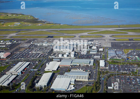 Aeroporto di Auckland Domestic Terminal e Manukau Harbour, Isola del nord, Nuova Zelanda - aerial Foto Stock