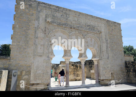 L'ingresso ad arco alla casa di Ya'lontano, Medina Azahara (Madinat az-Zahra Arab mussola palazzo medievale-City), Cordoba, Spagna. Foto Stock