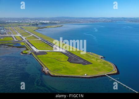 Pista principale all'Aeroporto di Auckland, e Manukau Harbour, Auckland, Isola del nord, Nuova Zelanda - aerial Foto Stock