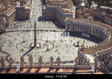 Foto della Basilica di San Pietro e piazza in Vaticano. Foto Stock