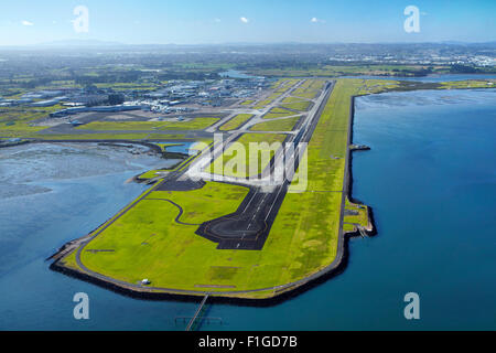 Pista principale all'Aeroporto di Auckland, e Manukau Harbour, Auckland, Isola del nord, Nuova Zelanda - aerial Foto Stock