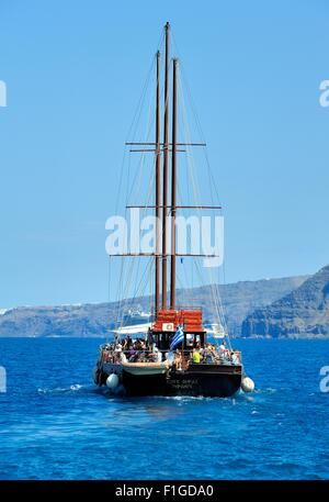 Un'isola gita in barca con partenza dall' isola di Santorini in Grecia Foto Stock