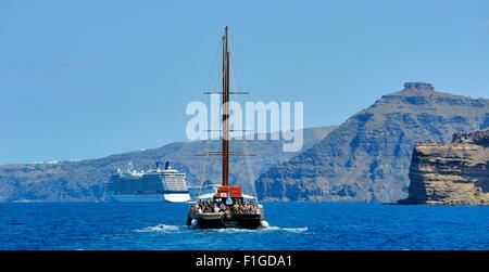 Un'isola gita in barca con partenza dall' isola di Santorini in Grecia Foto Stock