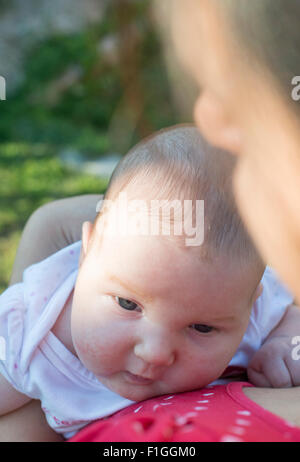 Bambino in braccio a sua madre. Close up Foto Stock