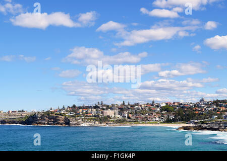 Vista di Bondi Beach costa a Sydney, in Australia. Foto Stock