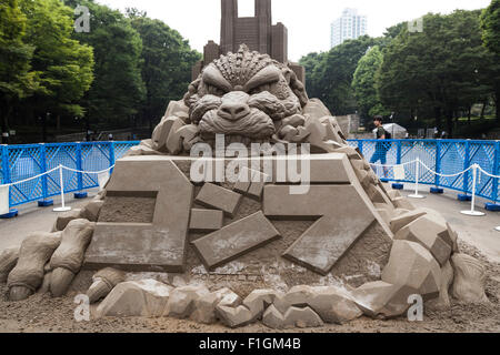 L'artwork ''Godzilla'' da Toshihiko Hosaka è esposto presso la Stazione di Shinjuku Central Park il 1 settembre 2015, Tokyo, Giappone. Varie opere di arte contemporanea sono mostrati come parte dei creatori di Shinjuku' Festa 2015. Le manifestazioni hanno luogo nella zona di edifici per uffici, sovrappassi e luoghi pubblici tra cui stazione di Shinjuku, Kabukicho ed edificio centrale fino al 6 settembre. © Rodrigo Reyes Marin/AFLO/Alamy Live News Foto Stock