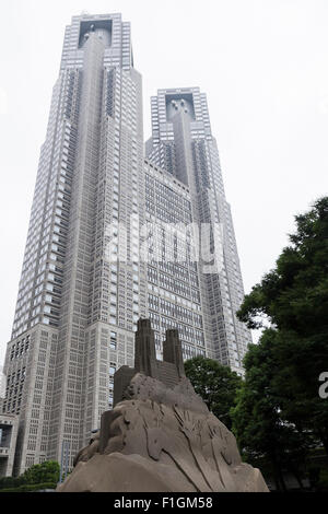 L'artwork ''Godzilla'' da Toshihiko Hosaka è esposto presso la Stazione di Shinjuku Central Park il 1 settembre 2015, Tokyo, Giappone. Varie opere di arte contemporanea sono mostrati come parte dei creatori di Shinjuku' Festa 2015. Le manifestazioni hanno luogo nella zona di edifici per uffici, sovrappassi e luoghi pubblici tra cui stazione di Shinjuku, Kabukicho ed edificio centrale fino al 6 settembre. © Rodrigo Reyes Marin/AFLO/Alamy Live News Foto Stock