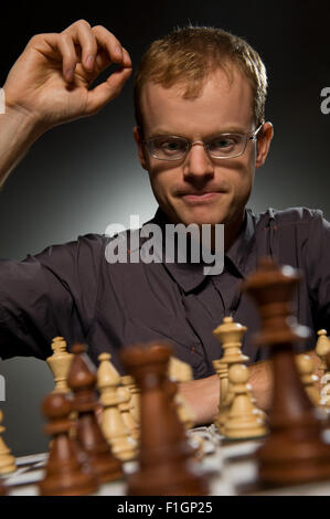 Maestro di scacchi facendo mossa intelligente Foto Stock