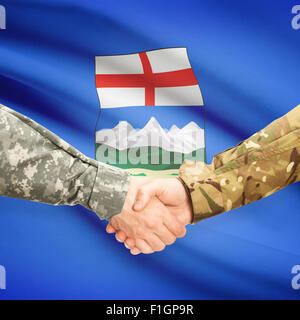 Soldati e handshake provincia canadese bandiera - Alberta Foto Stock