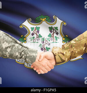 Soldati e handshake noi flag di stato - Connecticut Foto Stock