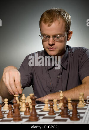 Maestro di scacchi facendo mossa intelligente Foto Stock