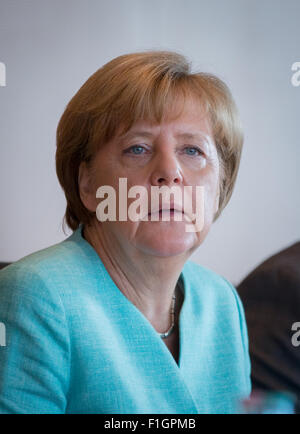 Berlino, Germania. 02Sep, 2015. Il cancelliere tedesco Angela Merkel (CDU) arriva ad una seduta di te armadio tedesco nella Cancelleria tedesca a Berlino, Germania, 2 Septemeber 2015. Credito: dpa picture alliance/Alamy Live News Foto Stock