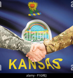 Soldati e handshake noi flag di stato - Kansas Foto Stock