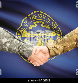 Soldati e handshake noi flag di stato - Nebraska Foto Stock