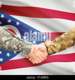 Soldati e handshake noi flag di stato - Ohio Foto Stock