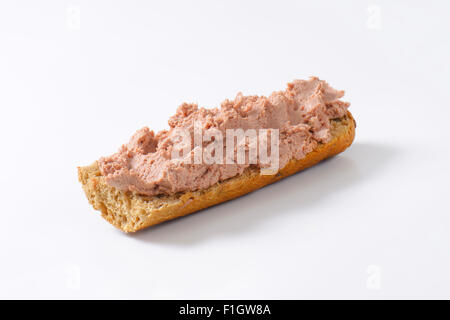 Baguette fresca con paté su sfondo bianco Foto Stock