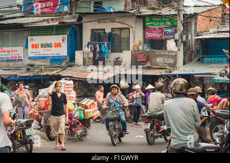 Cholon Vietnam street, una strada trafficata scena nel centro cittadino di Cholon area di Ho Chi Minh City, a Saigon, Vietnam. Foto Stock