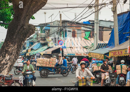 Il Vietnam street market, una strada trafficata scena nel centro cittadino di Cholon area di Ho Chi Minh City, a Saigon, Vietnam. Foto Stock