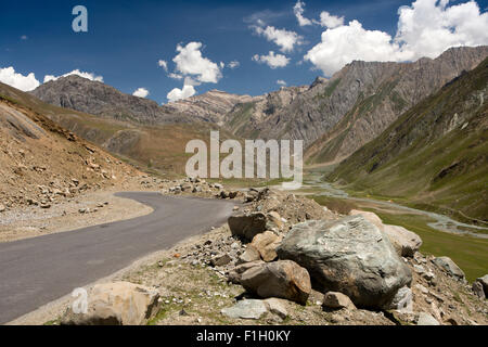 India, Jammu e Kashmir, Minimarg, Srinagar a Leh autostrada passando attraverso le montagne tra Gumri e Drass Foto Stock