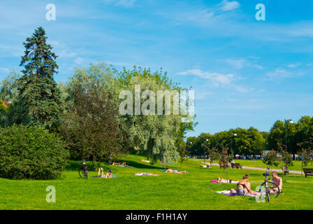 Fredrik Stjernvallin puisto, parco di fronte Eira e distretti Ullanlinna, Helsinki, Finlandia Foto Stock